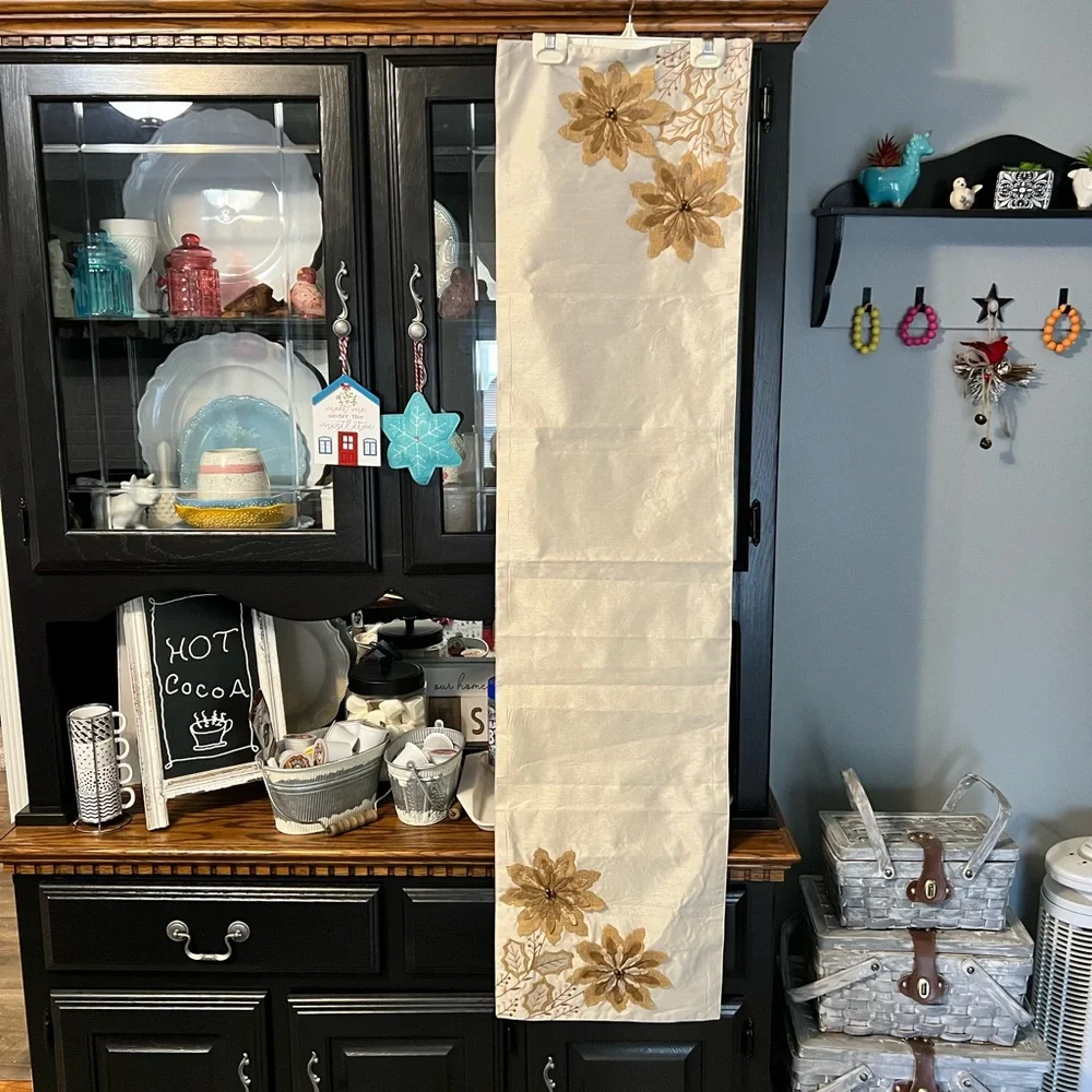 Lot of 2‎ Placemats and 1 Table Runner